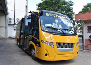 Sapiranga adquire dois novos micro-ônibus para uso no transporte escolar