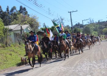 Nova Hartz recebe chama crioula e inaugura primeiro acampamento que funcionará durante todo o ano