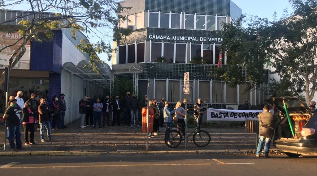 Manifestantes protestam em frente à Câmara e Prefeitura de Sapiranga