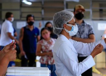 É ultrapassada a marca de 50% da população adulta protegida com as duas doses ou dose única da vacina Covid-19 no Brasil