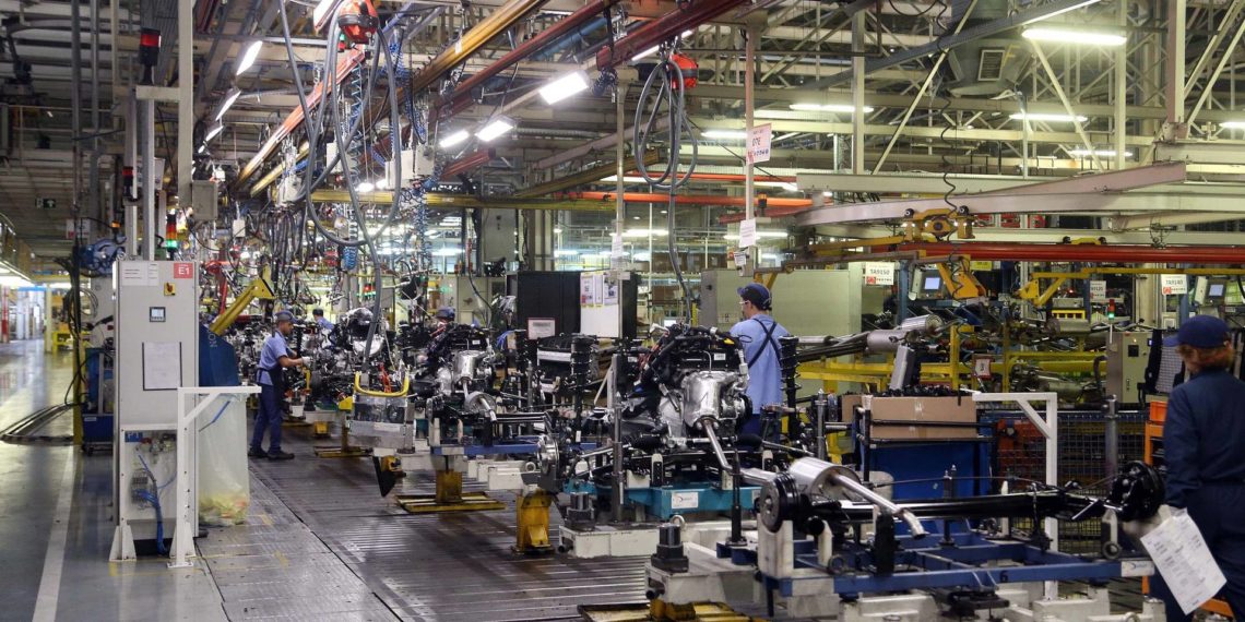 Segundo o IBGE, indústria recua 1,3% em julho