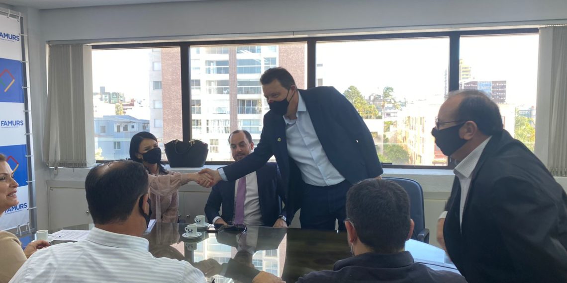 Convidado pela Famurs, prefeito Luciano Orsi participa do 1° encontro da Câmara Temática de Inovação