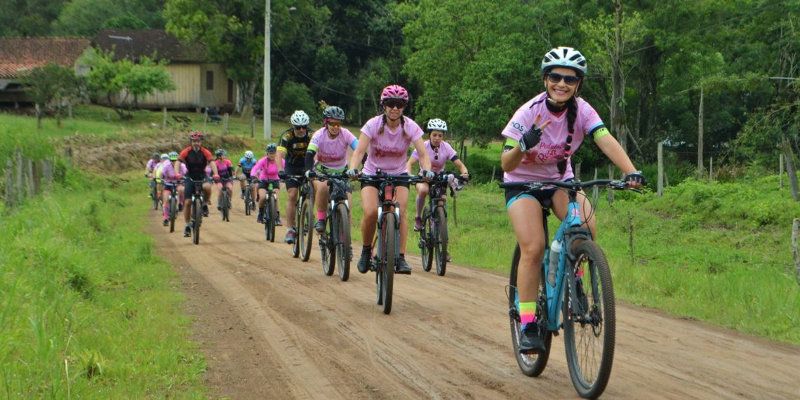 Liga de Combate ao Câncer de Nova Hartz recebe doação da Pedalada Rosa