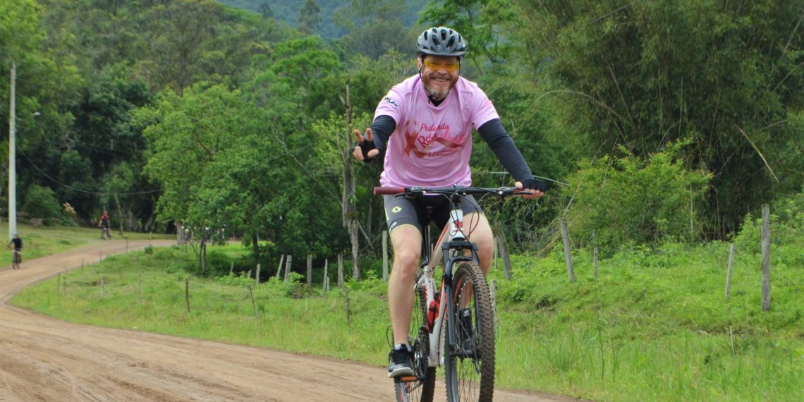 Liga de Combate ao Câncer de Nova Hartz recebe doação da Pedalada Rosa
