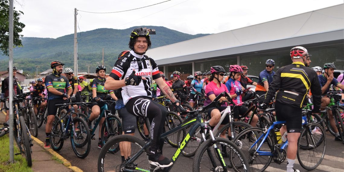 Liga de Combate ao Câncer de Nova Hartz recebe doação da Pedalada Rosa