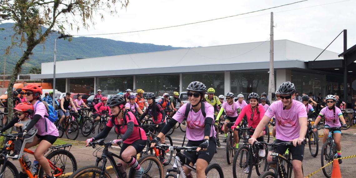 Liga de Combate ao Câncer de Nova Hartz recebe doação da Pedalada Rosa