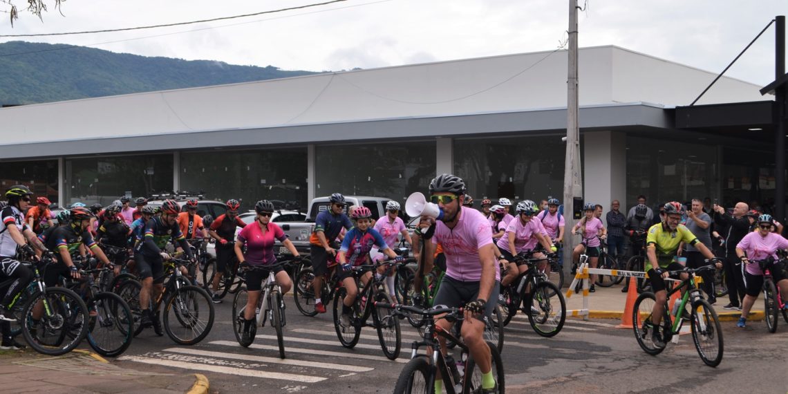 Liga de Combate ao Câncer de Nova Hartz recebe doação da Pedalada Rosa