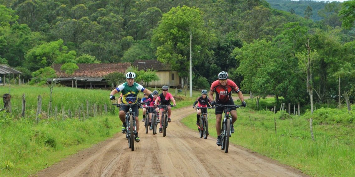 Liga de Combate ao Câncer de Nova Hartz recebe doação da Pedalada Rosa