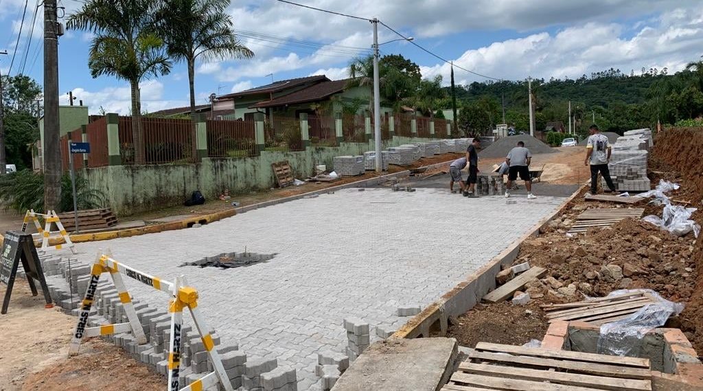 Nova Hartz realiza pavimentação comunitária