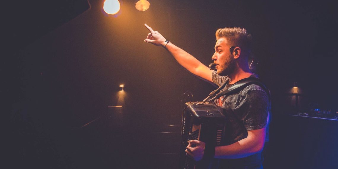 Cantor sapiranguense participa de show de talentos realizado em São Paulo