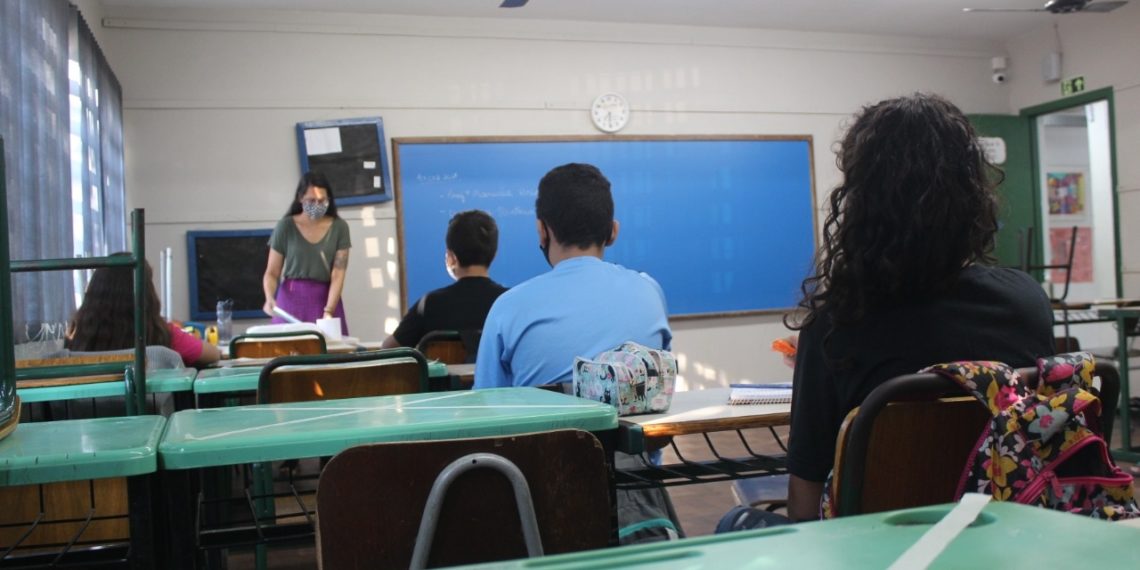 Dia do Professor é para homenagear àqueles que se dedicam a ensinar