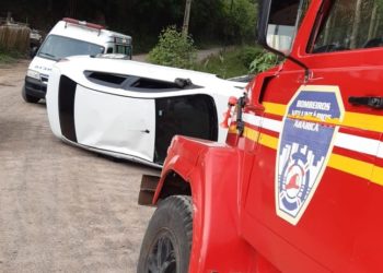 Motorista perde o controle e veículo capota em Araricá