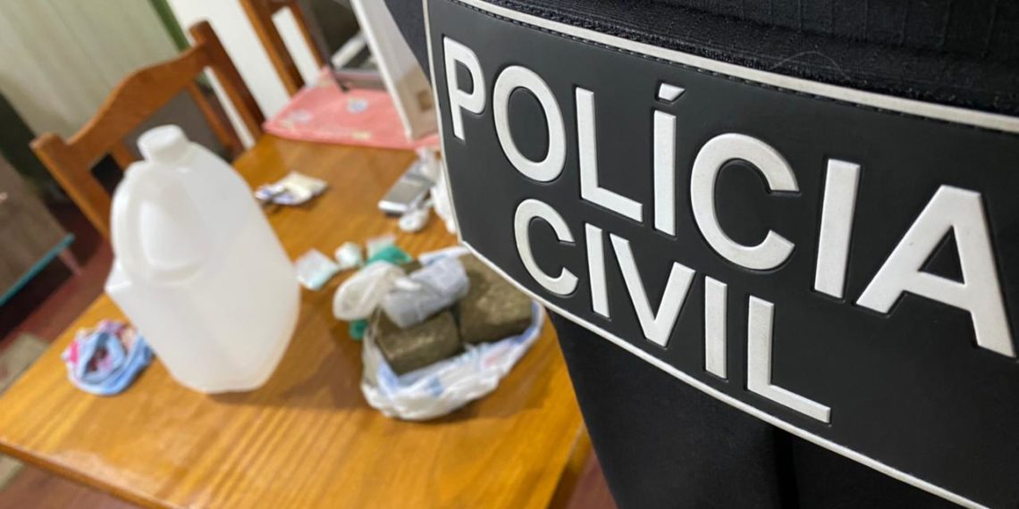 Com auxílio da unidade K9, PC de Sapiranga apreende drogas e prende homem por tráfico de entorpecentes
