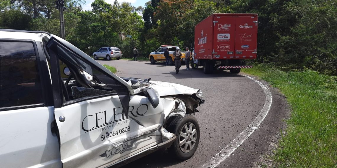 Acidente envolvendo carro e caminhão deixa uma pessoa ferida na RS-239