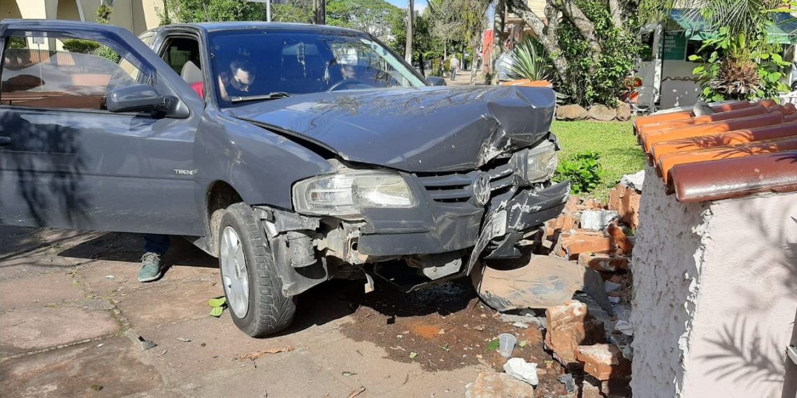 Motorista atinge mureta de residência em Sapiranga