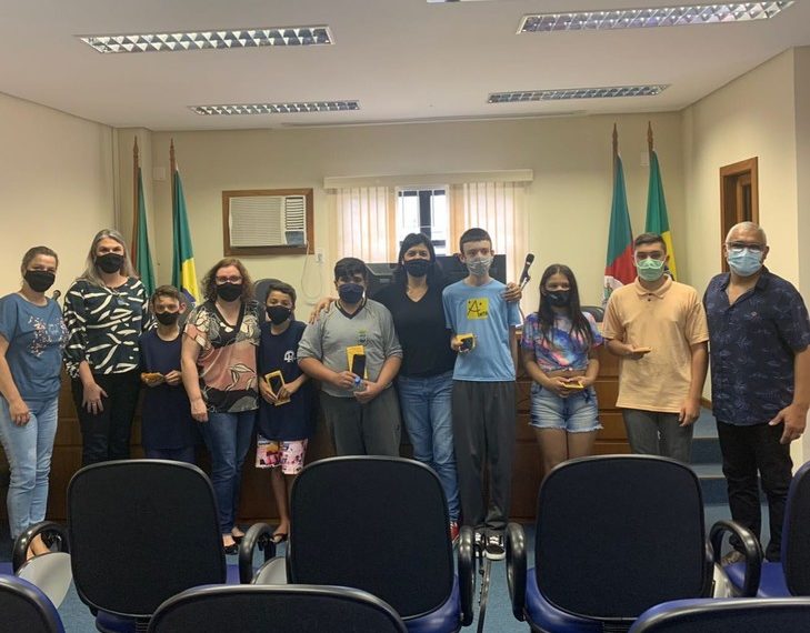 Alunos de Sapiranga recebem aparelhos de celular pelo Projeto Alquimia II