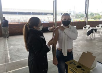 Taxa de vacinação completa atinge os 50% na maioria das cidades da região