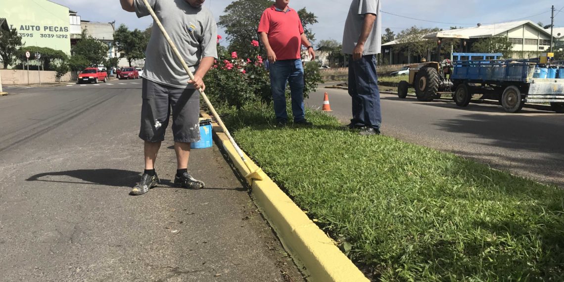 Em Sapiranga, equipes intensificam trabalhos de pinturas de meio-fio em todos os bairros