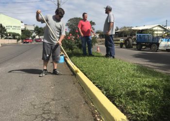 Em Sapiranga, equipes intensificam trabalhos de pinturas de meio-fio em todos os bairros
