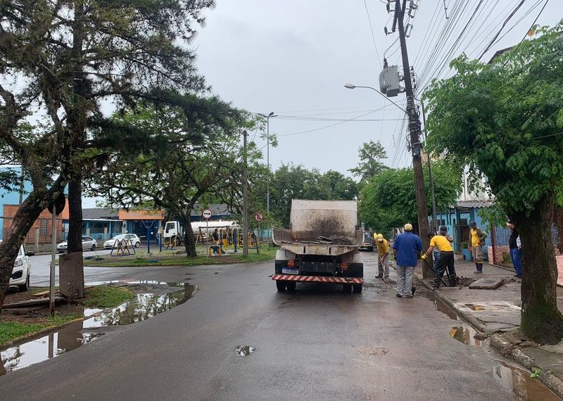 Secretaria de Obras de Sapiranga realiza limpeza de bueiros e faz alerta para alagamentos