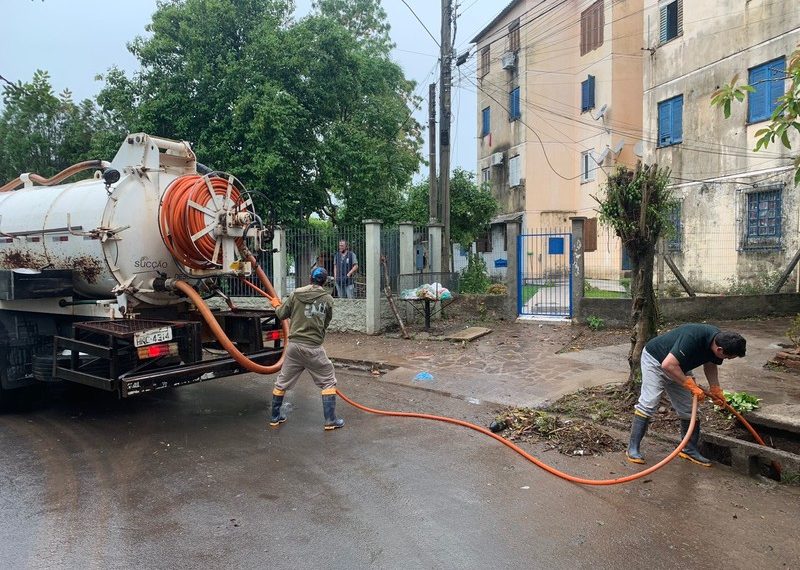 Secretaria de Obras de Sapiranga realiza limpeza de bueiros e faz alerta para alagamentos