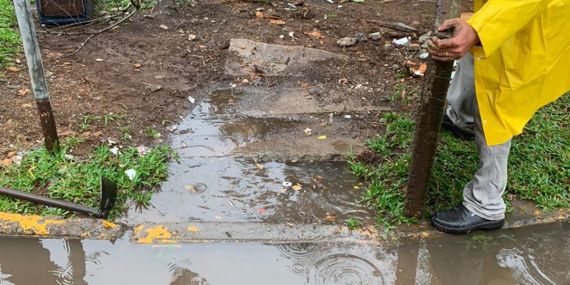Secretaria de Obras de Sapiranga realiza limpeza de bueiros e faz alerta para alagamentos