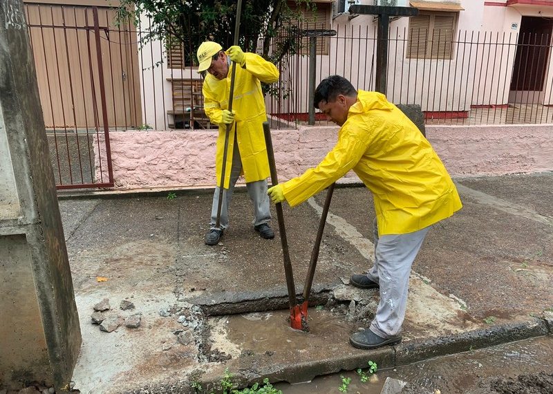 Secretaria de Obras de Sapiranga realiza limpeza de bueiros e faz alerta para alagamentos
