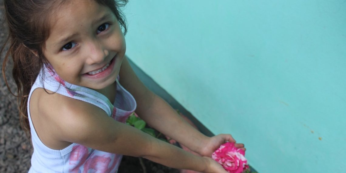 É desde pequeno que se valoriza e aprende: Sapiranga fomenta plantio de rosas nas escolas