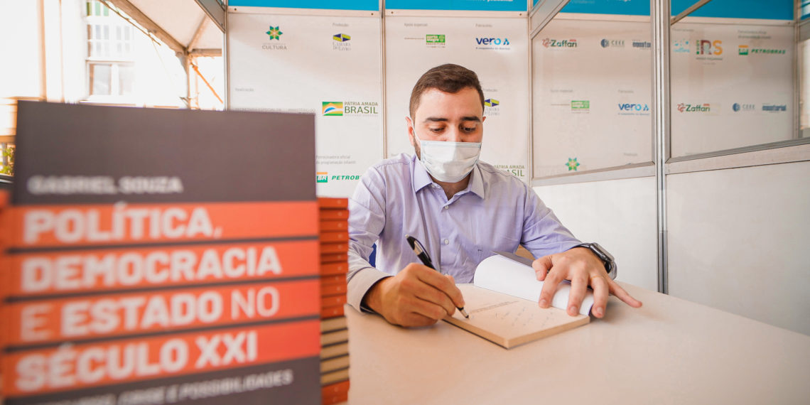 Presidente da Assembleia Legislativa do estado, Gabriel Souza, lançou um livro na última quinta-feira, 11