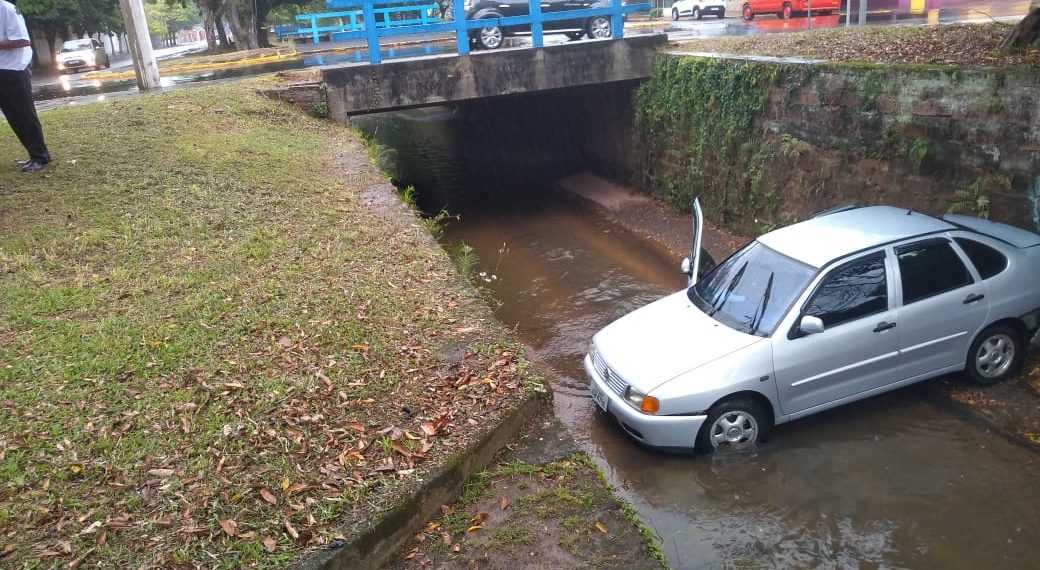 Após colisão, um dos veículos cai em valão de Sapiranga