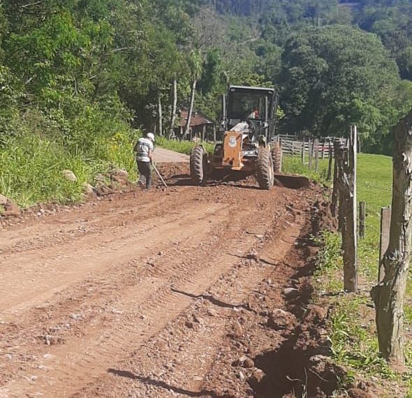 Sapiranga intensifica ações de reparos nas estradas da zona rural