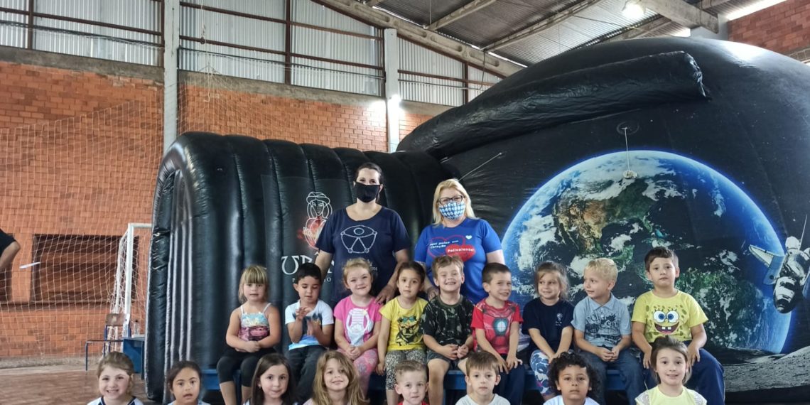 Planetário Virtual encanta alunos na escola Polivalente em Sapiranga