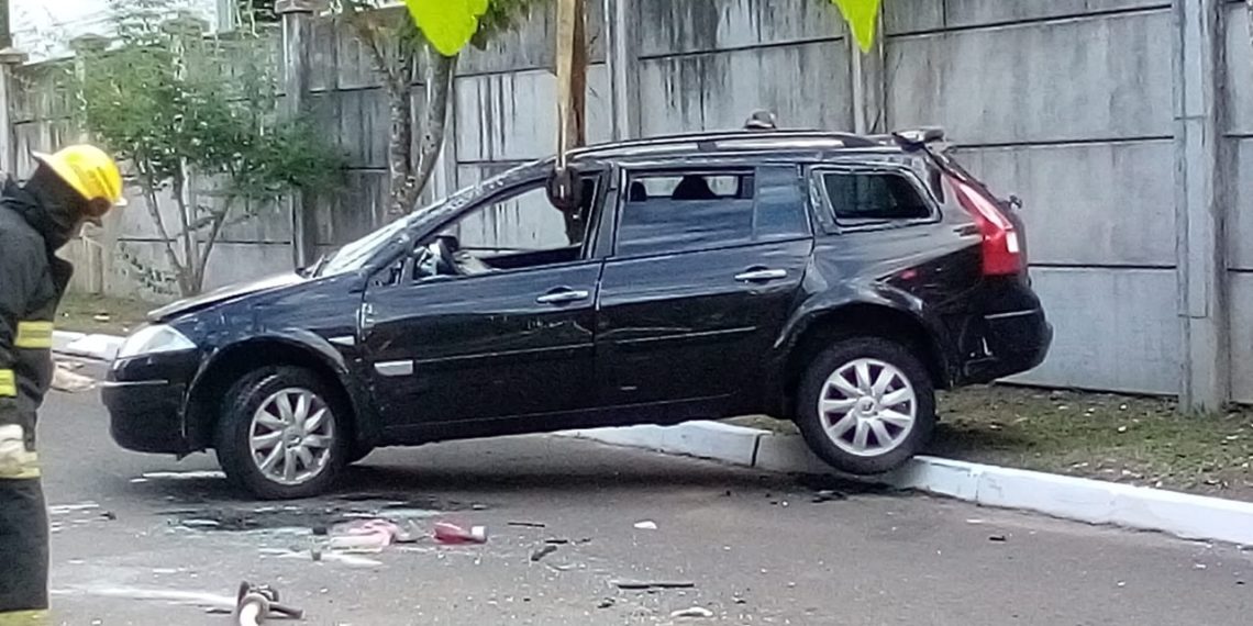 Capotamento deixa mãe e filho feridos em Araricá