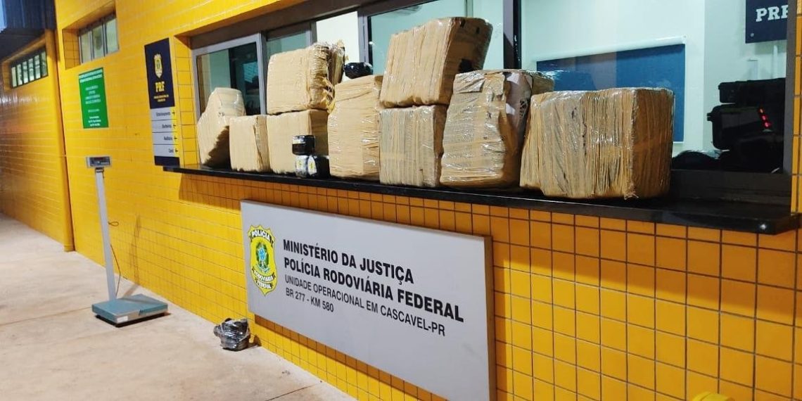 Veículo com placas de Campo Bom é apreendido pela PRF com 175 quilos de maconha