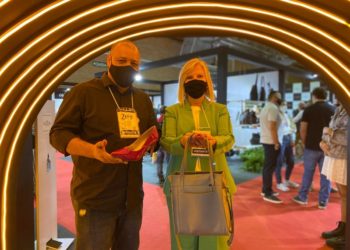 Prefeita de Sapiranga visita empresas sapiranguenses que estão participando da Feira Zero Grau em Gramado