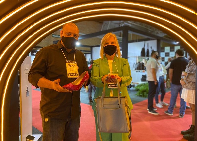Prefeita de Sapiranga visita empresas sapiranguenses que estão participando da Feira Zero Grau em Gramado