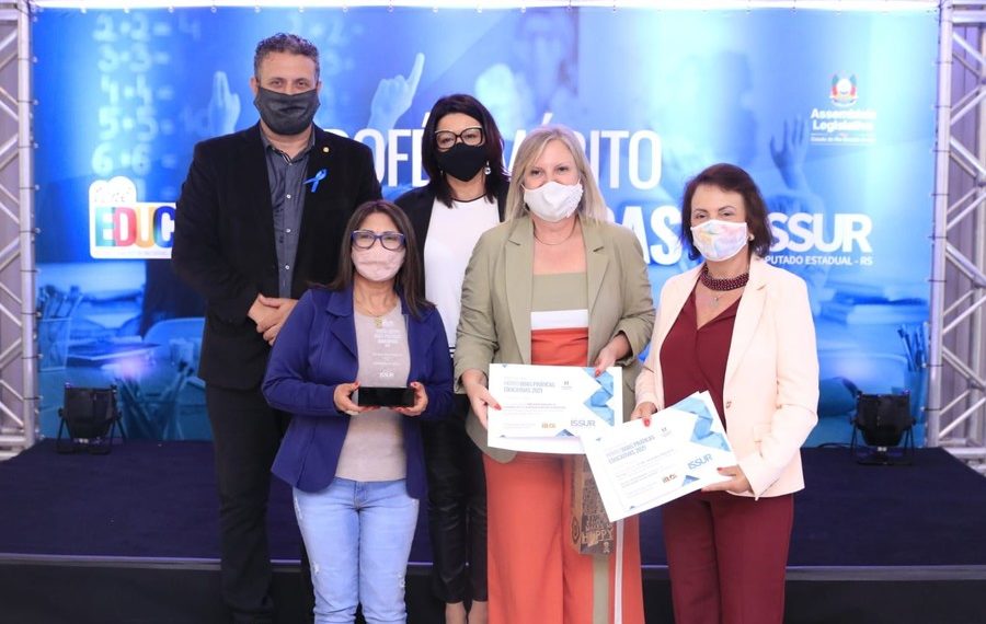 Sapiranga recebe o Troféu Mérito Boas Práticas Educativas