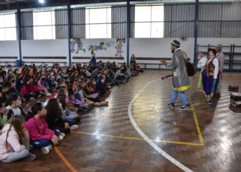 Teatro nas escolas de Sapiranga conscientiza estudantes sobre a alimentação saudável na infância