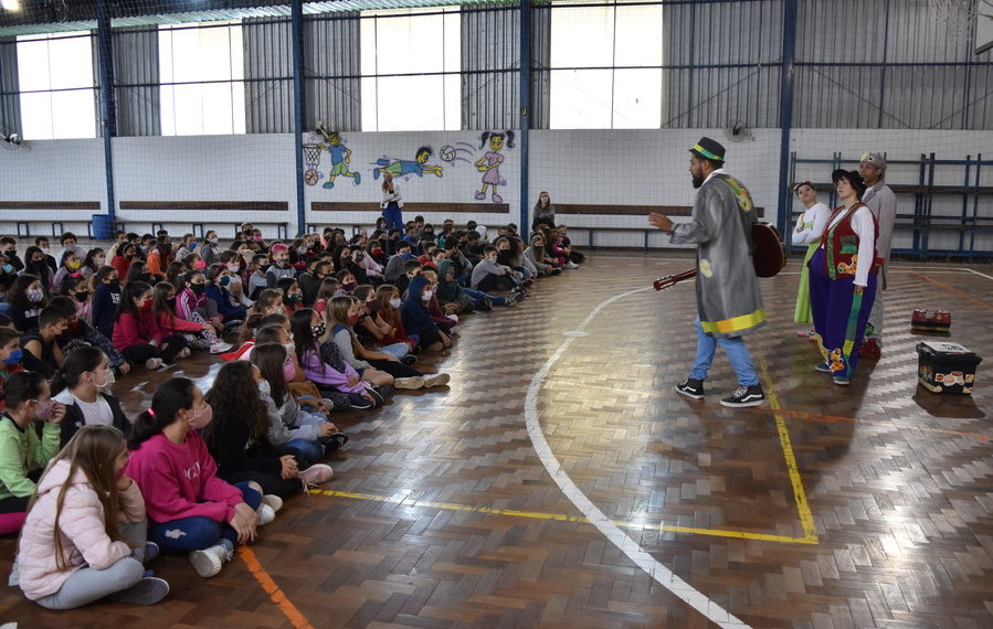 Teatro nas escolas de Sapiranga conscientiza estudantes sobre a alimentação saudável na infância