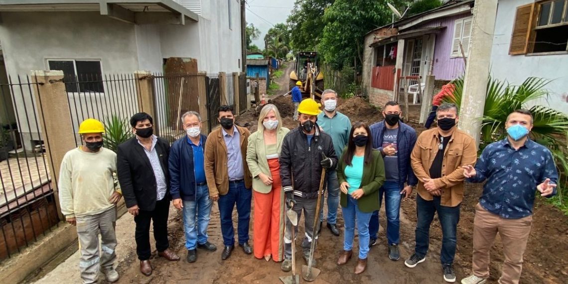 Prefeita Carina Nath e vereadores verificam obras de pavimentação da Rua Maravilha em Sapiranga