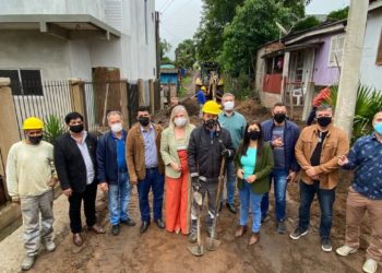 Prefeita Carina Nath e vereadores verificam obras de pavimentação da Rua Maravilha em Sapiranga