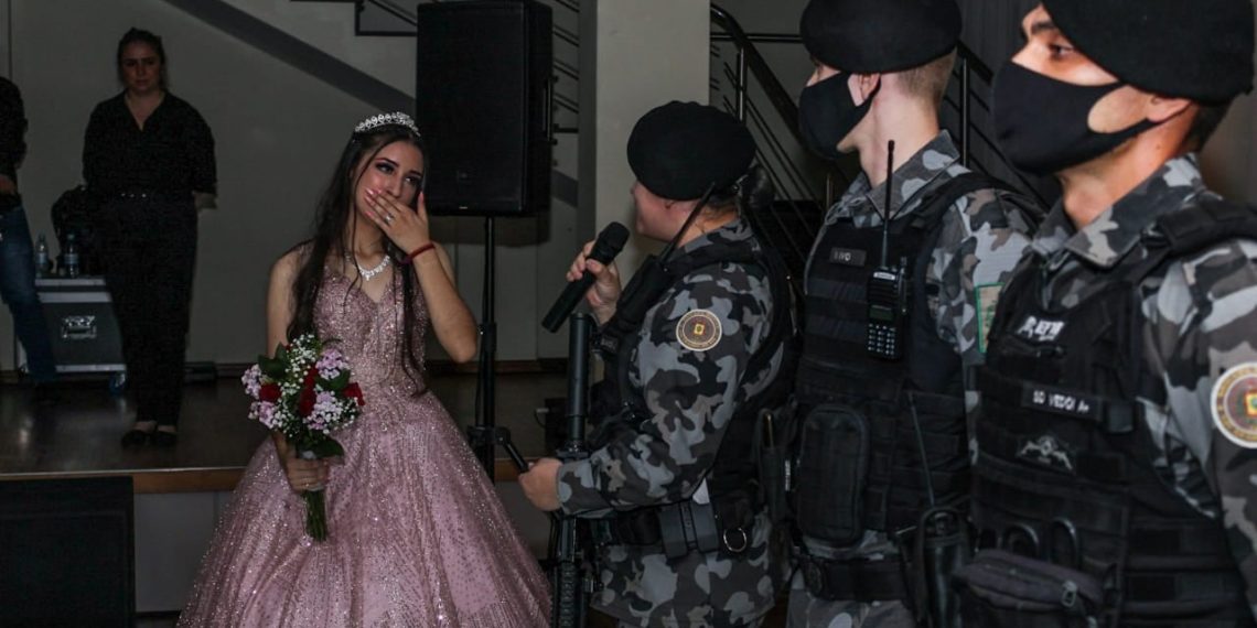 Brigada Militar faz surpresa para debutante durante festa em Campo Bom