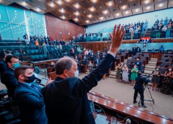 Alceu Moreira recebe do Parlamento gaúcho a Medalha Deputado Emérito 2020