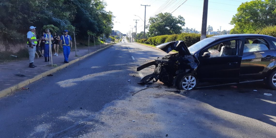 Motorista atinge poste e três pessoas ficam feridas em Campo Bom