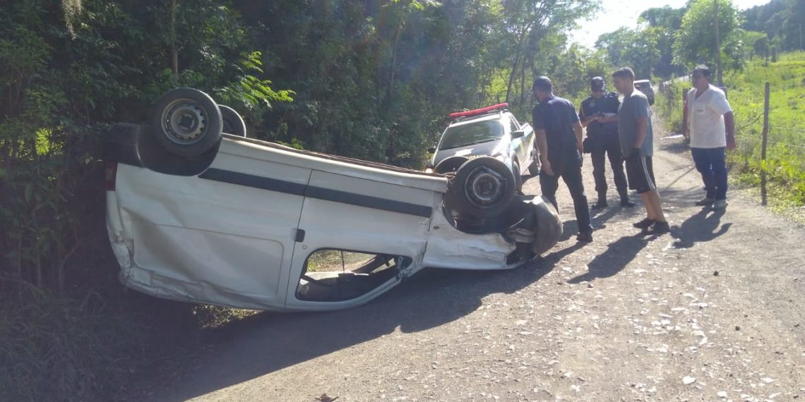 Motorista perde o controle e capota veículo na Av. 20 de Setembro, em Sapiranga
