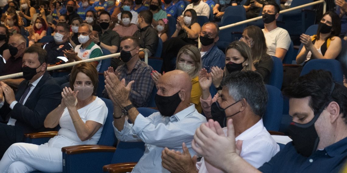Profissionais da saúde homenageados na Noite dos Campeões em Campo Bom