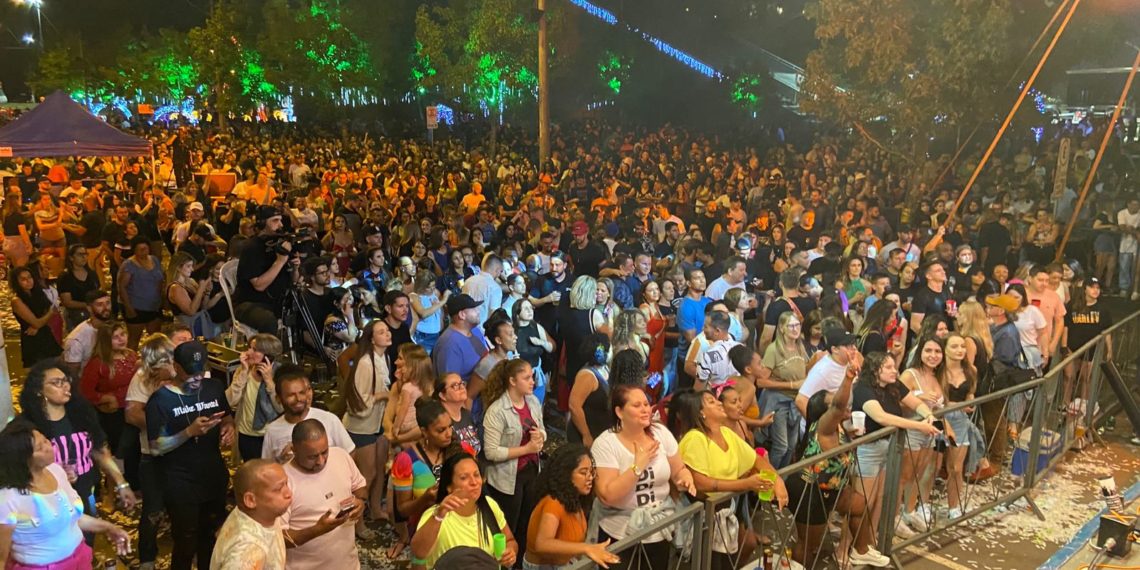 Campo Bom sente o agito do pagode da Banda Di Propósito no Natal da Integração