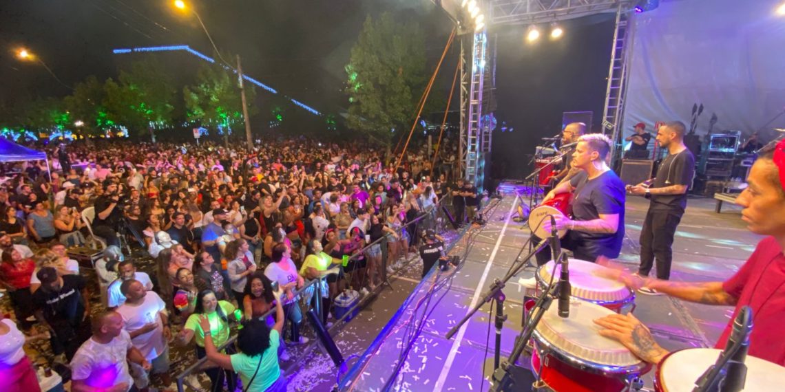 Campo Bom sente o agito do pagode da Banda Di Propósito no Natal da Integração