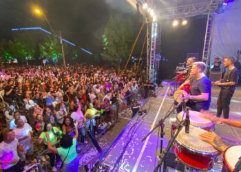 Campo Bom sente o agito do pagode da Banda Di Propósito no Natal da Integração
