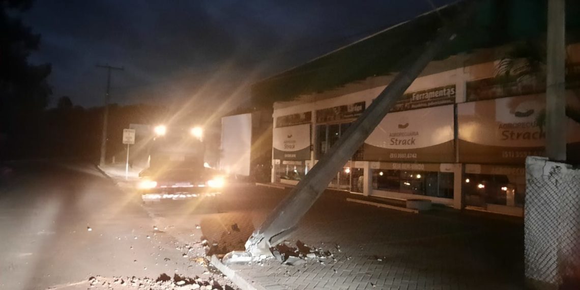 Motorista colide em poste e abandona veículo em Campo Bom